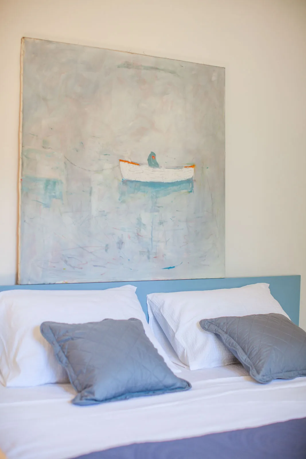 Slika brodice iznad kreveta, apartman Nona Antonija, Komiža