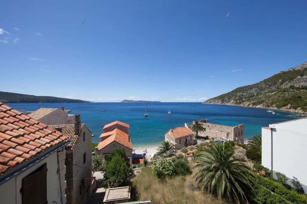 Pogled preko krovova do uvale, apartman Nono Andre, Komiža