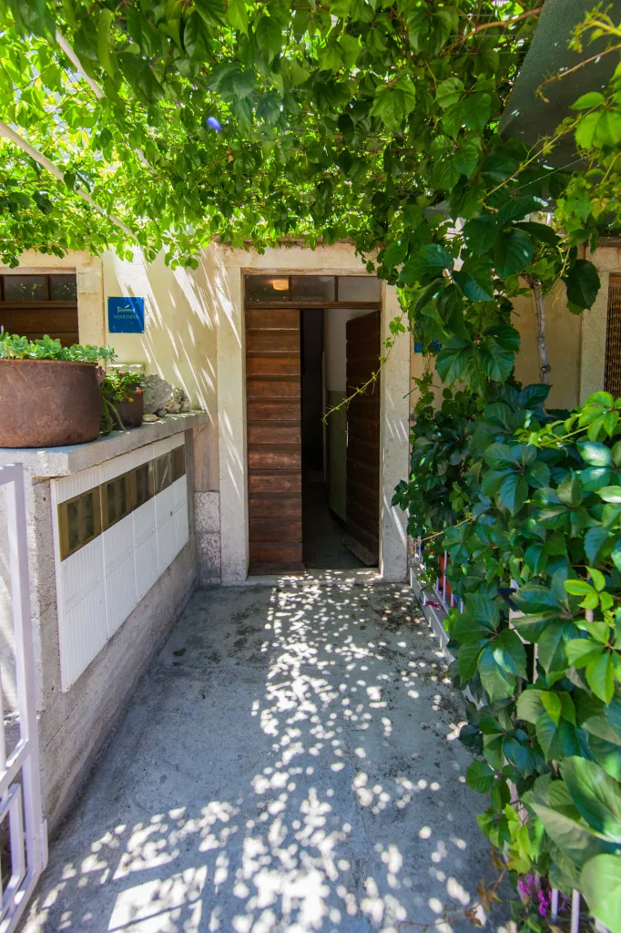 Ulaz pod zelenom lozom, apartman Nono Andre, Komiža