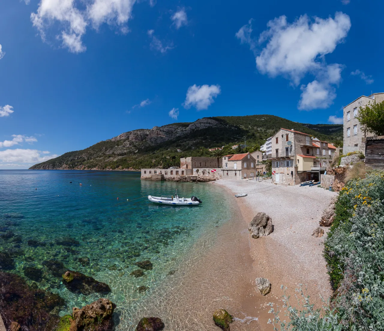 Šljunčana plaža i bistro tirkizno more